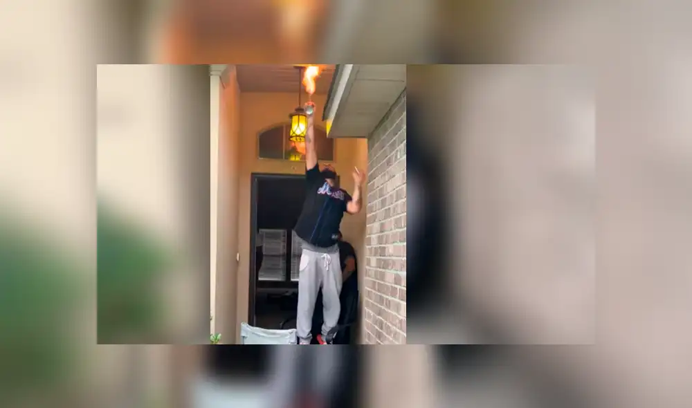 Vía YouTube. Hombre le pidió a su hijo que lo ayude a eliminar un nido de avispas, pero un descuido de este lo hizo padecer Vía YouTube. Hombre le pidió a su hijo que lo ayude a eliminar un nido de avispas, pero un descuido de este lo hizo padecer