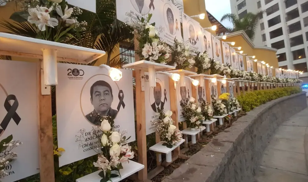 Ceremonia de luces en memoria de los galenos. Foto: Grace Mora / URPI-GLR Ceremonia de luces en memoria de los galenos. Foto: Grace Mora / URPI-GLR