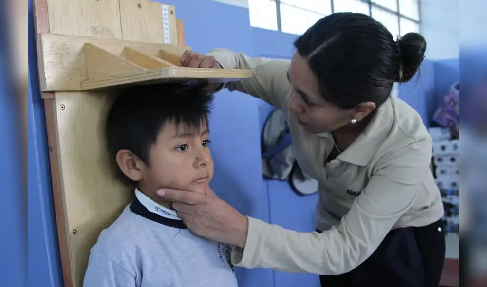 Exámenes médicos sobre crecimiento y nutrición de niños.