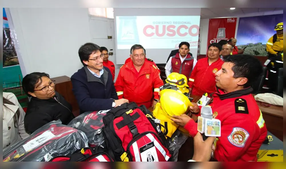 Bomberos recibieron implementos para mejorar sus condiciones de trabajo bajo la promesa del gobernador de Cusco de recibir herramientos y vehículos. Bomberos recibieron implementos para mejorar sus condiciones de trabajo bajo la promesa del gobernador de Cusco de recibir herramientos y vehículos.