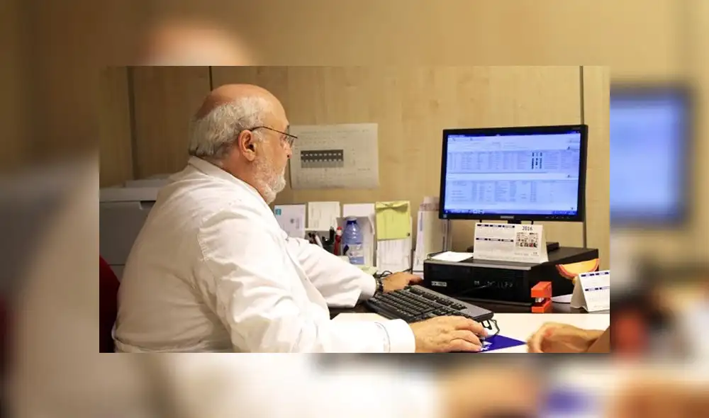 Dos médicos se encuentran colaborando a través de la atención telefónica para descartar posibles casos del COVID-19. (Foto: Redacción Médica)