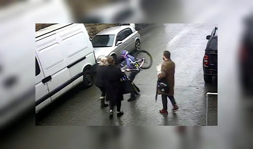 Desliza a la izquierda para conocer a esta valiente anciana. Foto: Captura. Desliza a la izquierda para conocer a esta valiente anciana. Foto: Captura.