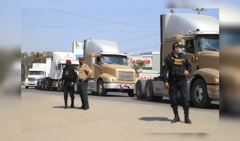 La Policía se mantiene en alerta ante el paro anunciado por los transportistas. Foto: Clinton Medina/ LA República La Policía se mantiene en alerta ante el paro anunciado por los transportistas. Foto: Clinton Medina/ LA República