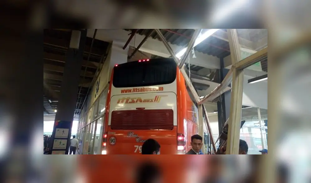 Bus irrumpe en sala de espera en terminal de Plaza Norte y deja tres heridos [VIDEO]