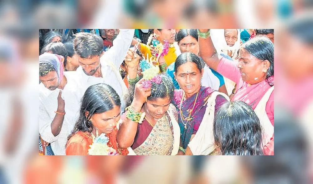 Durante una ceremonia las niñas son preparadas para ser vendidas a hombres mayores. Foto: Referencial