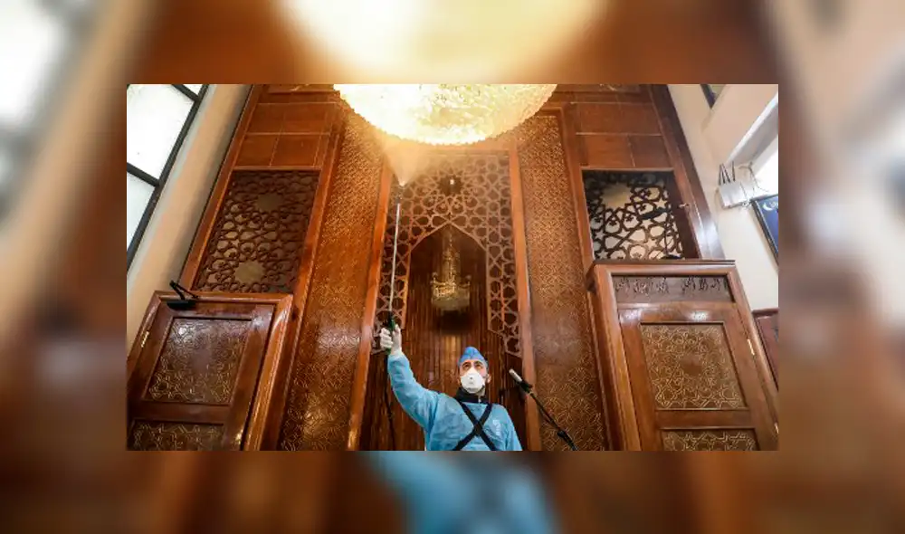 Trabajadores desinfectan una mezquita como parte de las medidas contra el coronavirus (COVID-19). Foto: AFP. Trabajadores desinfectan una mezquita como parte de las medidas contra el coronavirus (COVID-19). Foto: AFP.