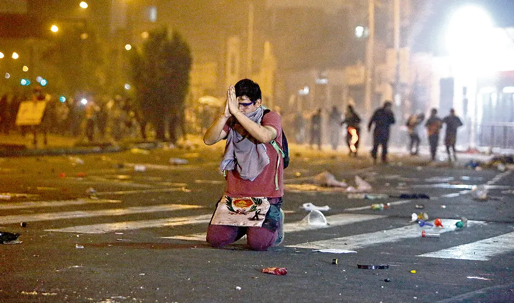 protestas manuel merino joven arrodillado marco cotrina