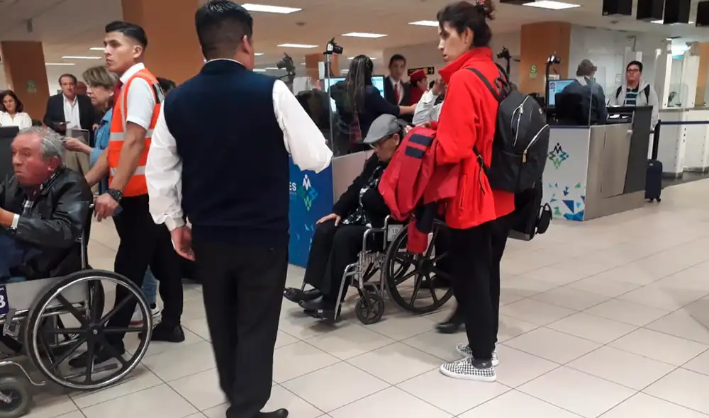 Álvarez Pedroza, en el medio de la imagen, retornó a Lima luego que se le impidió el ingreso a Estados Unidos.