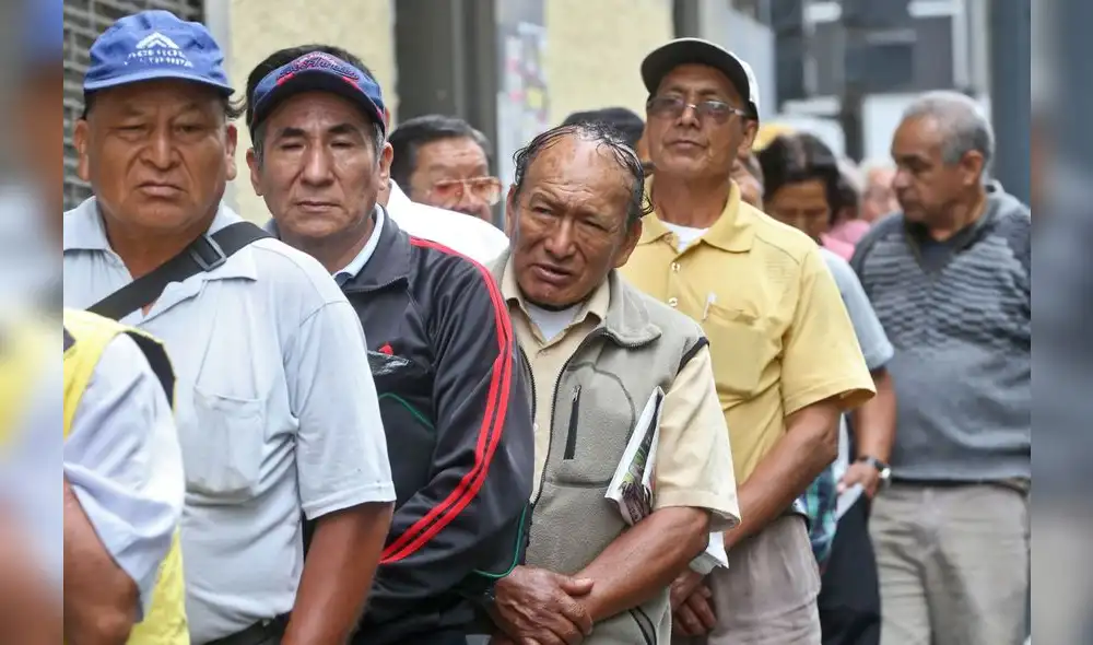 Muchos adultos mayores se encuentran en situación vulnerable y necesitan del apoyo de sus hijos Foto: Andina