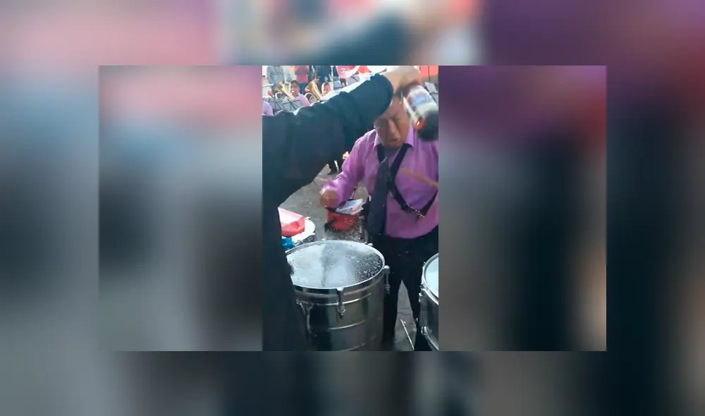 Facebook viral: rocían cerveza a músico peruano y este tiene increíble reacción que impacta en redes