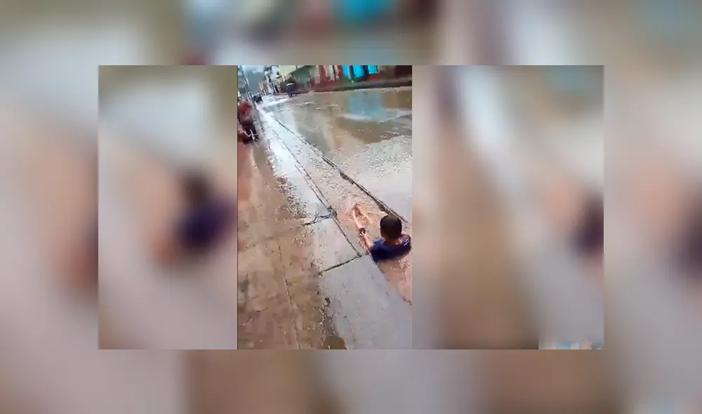 Video es viral en Facebook. Las lluvias son tan fuertes en Chanchamayo que un pequeño fue grabado jugando con el agua que formó una especie de tobogán en las calles. Foto: Captura.