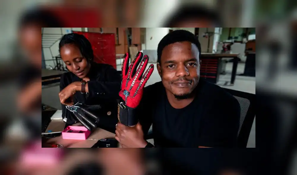 Ingeniero crea guantes para escuchar lo que se comunica por lenguaje de señas