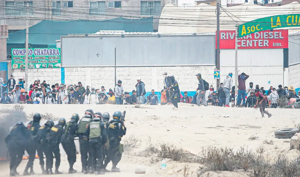 Enfrentamientos. Manifestantes se enfrentaron hasta altas horas de la noche a policías. En la gráfica, policías retiran a pobladores que ingresaron al aeropuerto de Arequipa. Foto: Rodrigo Talavera/ LR