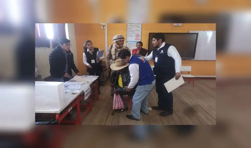 Personal de las Fuerzas Armadas tuvieron que cargar al adulto hasta su mesa de votación. Personal de las Fuerzas Armadas tuvieron que cargar al adulto hasta su mesa de votación.