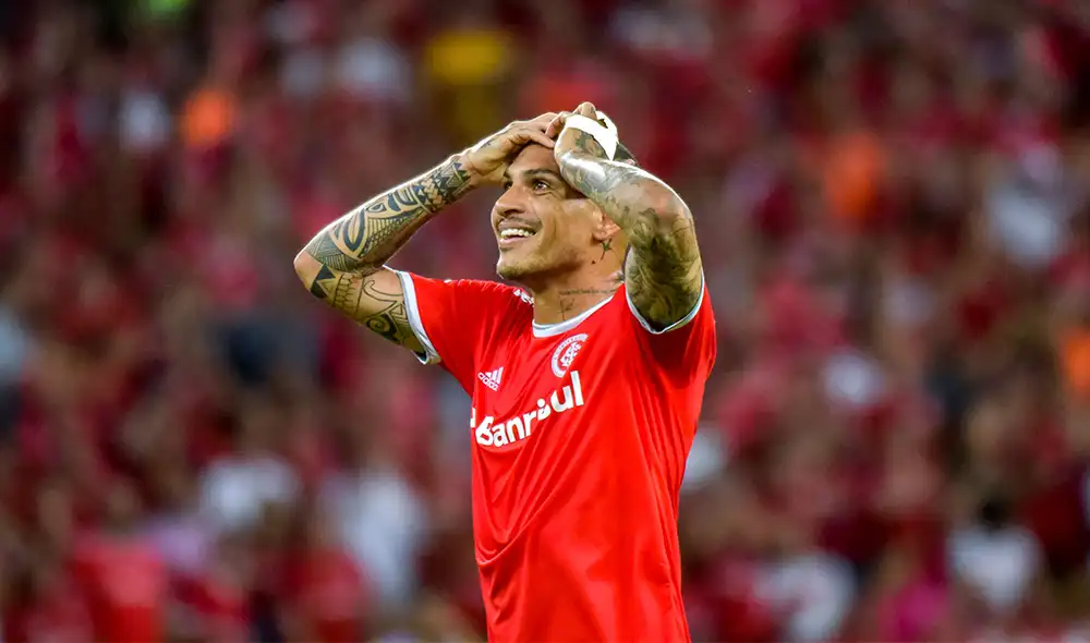 Paolo Guerrero arrastrándose para anotar su doblete en el Internacional vs. U. Católica por la Copa Libertadores 2020. | Foto: Fox Sports Paolo Guerrero arrastrándose para anotar su doblete en el Internacional vs. U. Católica por la Copa Libertadores 2020. | Foto: Fox Sports