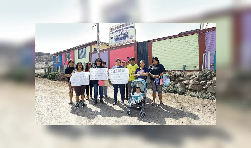 Reclamo. Los padres de familia temen que sus hijos pequeños se enfermen por falta de agua.