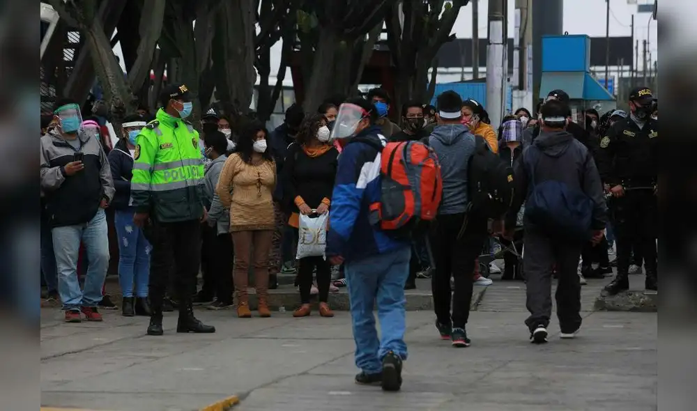 Emotivo encuentro de pasajeros que llegan del Cusco y sus familiares a las afueras del Jorge Chávez / Fotos: John Reyes