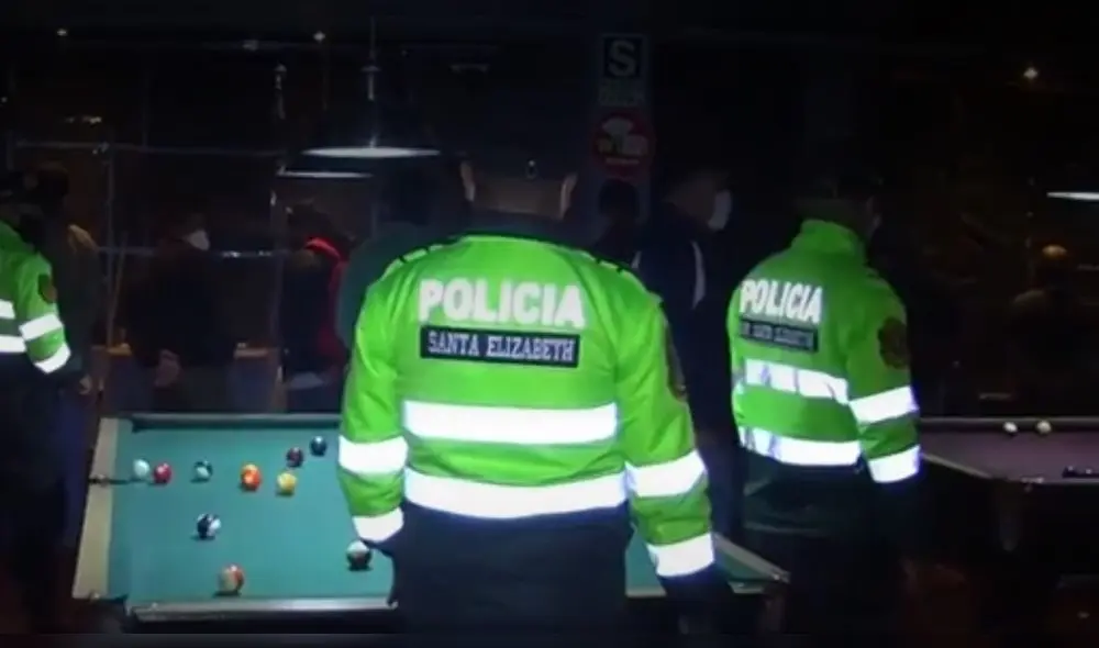 Infractores fueron conducidos hacia la comisaría de Santa Elizabeth. (Foto: Captura de video / América Noticias) Infractores fueron conducidos hacia la comisaría de Santa Elizabeth. (Foto: Captura de video / América Noticias)