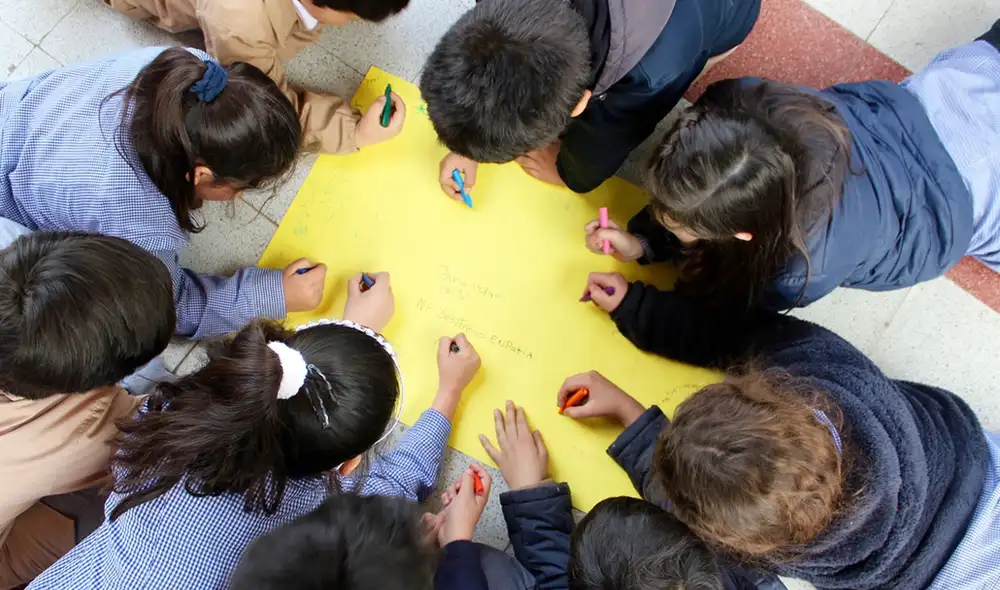 Volando en V se expandió a más de 13 colegios en distintas zonas. Foto: Volando en V