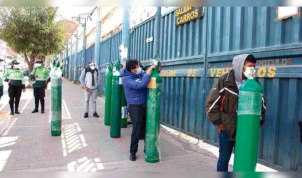 sin oxígeno. Los familiares de los enfermos buscan recargar oxígeno pero no hay abastecimiento para atenderlos. Es otra causa de mortalidad.