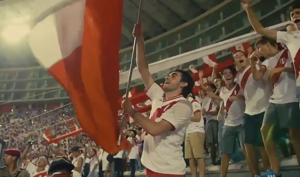 “La selección peruana es el equipo de todos”, recalca la periodista deportiva Andrea Closa ante la falta de representación femenina en el video de La Blanquirroja. Foto: captura video La Blanquirroja