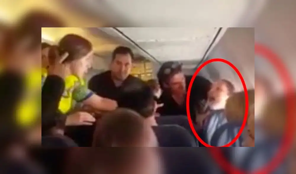 Mujer ebria lanza discurso racista y golpea a "extranjeros" en pleno vuelo [VIDEO]