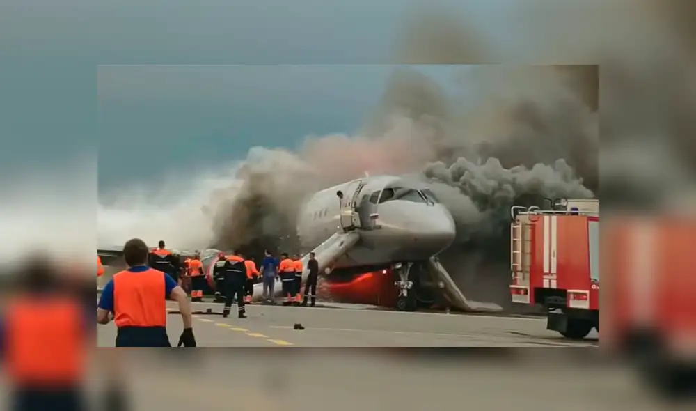 Rusia: copiloto del avión incendiado en Moscú regresó para salvar pasajeros [VIDEO]