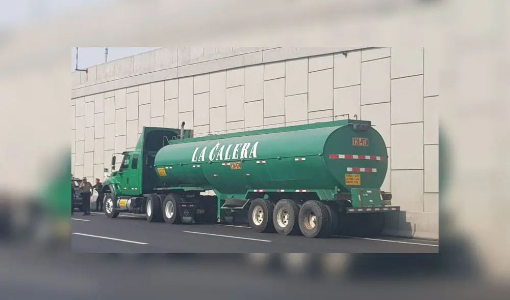 Según un taxista que presenció el accidente, el chofer del camión perdió el control luego que un auto invadiera su carril. (Foto: URPI - GLR) Según un taxista que presenció el accidente, el chofer del camión perdió el control luego que un auto invadiera su carril. (Foto: URPI - GLR)