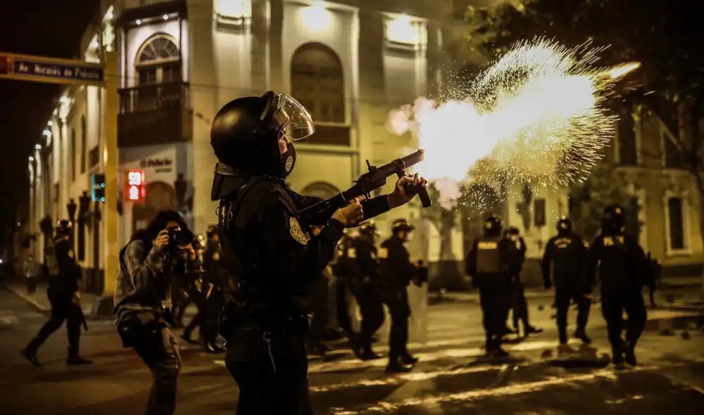 Las protestas en Perú vienen registrando fuertes enfrentamientos entre manifestantes y oficiales. Foto: EFE Las protestas en Perú vienen registrando fuertes enfrentamientos entre manifestantes y oficiales. Foto: EFE
