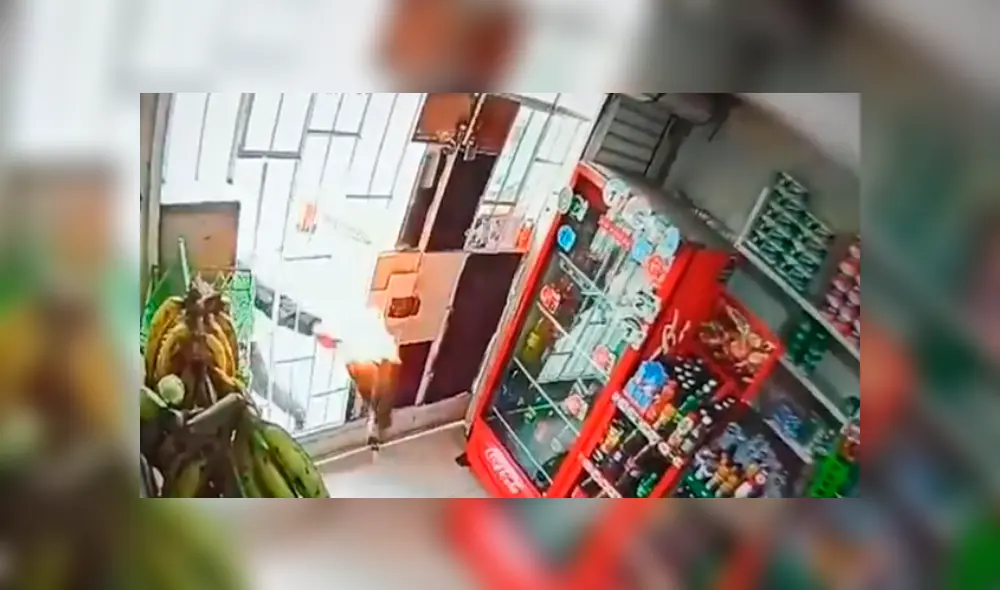 Lanzan bomba molotov contra negocio en San Martin de Porres. Foto: Captura Lanzan bomba molotov contra negocio en San Martin de Porres. Foto: Captura