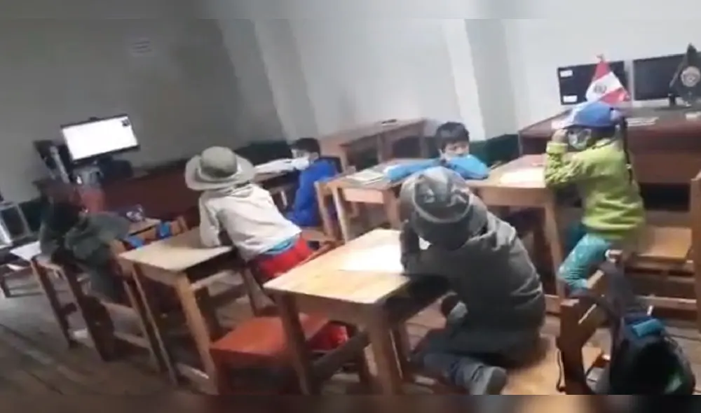 Niños reciben clases en un ambiente de la comisaría de Pampachiri en Apurímac. Foto: Captura de video de la Policía Nacional.