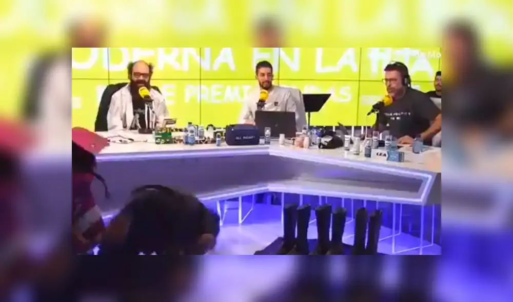 El hombre intentó abandonar el set, pero perdió el equilibrio y cayó de cara contra el suelo. Foto: captura. El hombre intentó abandonar el set, pero perdió el equilibrio y cayó de cara contra el suelo. Foto: captura.