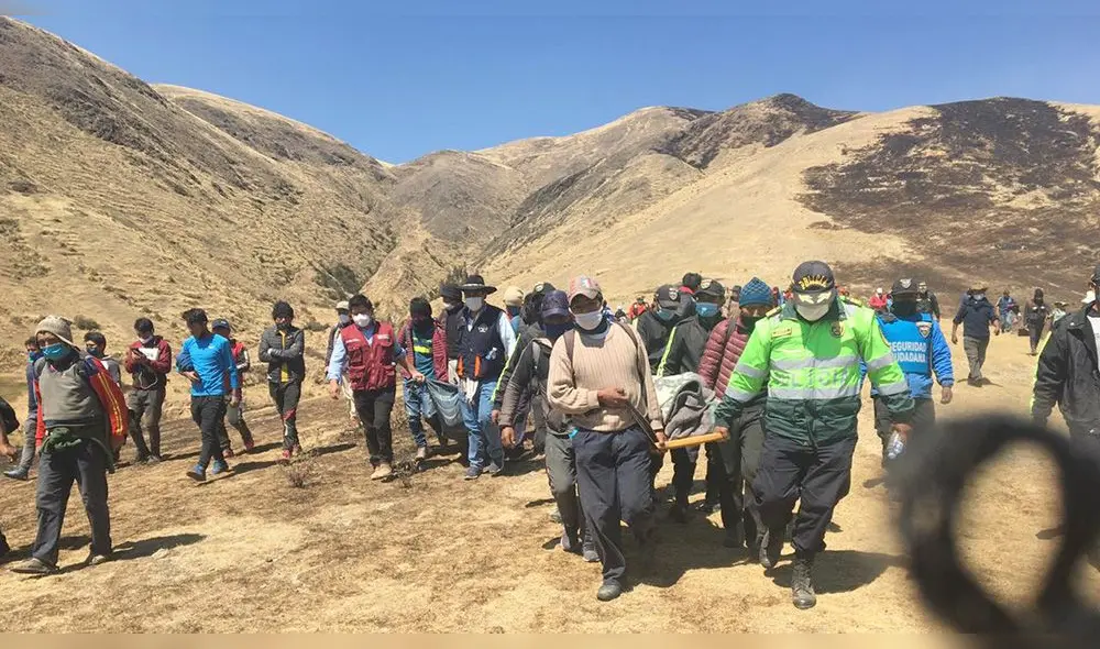 Tragedia en Quispicanchi y a pesar del sacrificio de sus comuneros el fuego avanza imparable amenazando al distrito de Ccatca. Tragedia en Quispicanchi y a pesar del sacrificio de sus comuneros el fuego avanza imparable amenazando al distrito de Ccatca.