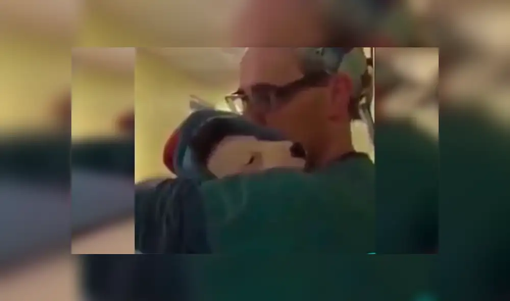 En Facebook, un joven veterinario abrazó a un cachorro con la intención de calmarlo después de su operación. En Facebook, un joven veterinario abrazó a un cachorro con la intención de calmarlo después de su operación.