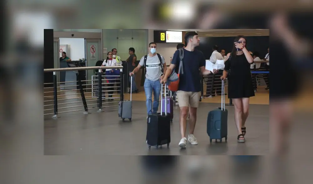 Si los viajeros presentan síntomas, serán evaluados por personal médico que determinarán si pueden abordar el vuelo o no. (Foto: Mauricio Malca / La República) Si los viajeros presentan síntomas, serán evaluados por personal médico que determinarán si pueden abordar el vuelo o no. (Foto: Mauricio Malca / La República)