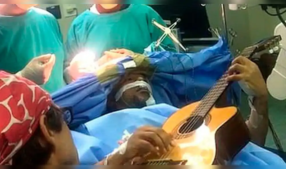 Músico toca su guitarra durante una operación de seis horas para extraerle tumor cerebral Músico toca su guitarra durante una operación de seis horas para extraerle tumor cerebral