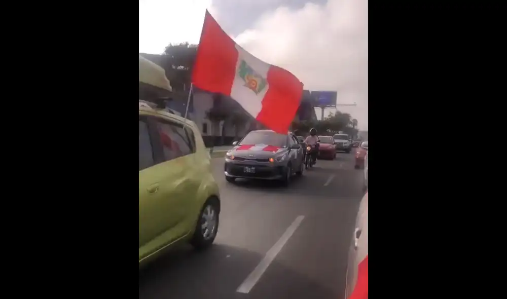 Autos en caravana se hicieron presentes en la segunda marcha nacional. Foto: Captura/difusión.