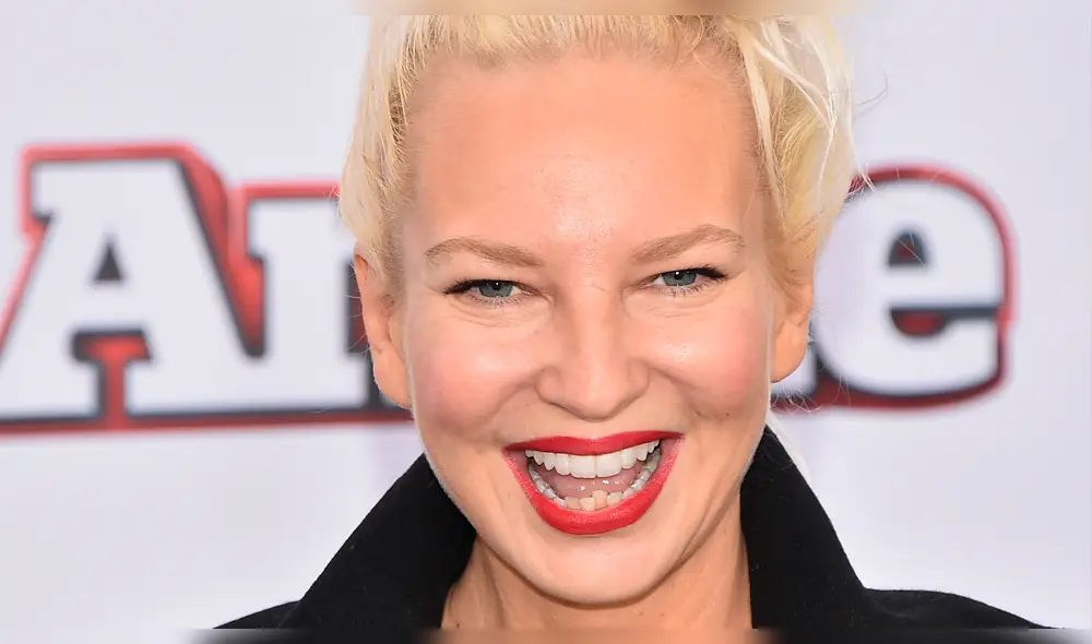 Sia cantante australiana revela que adoptó a dos jóvenes de 18 años el año pasado