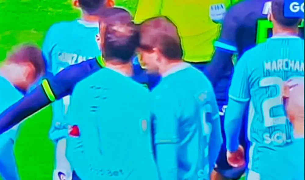 El careo entre Leao Butrón y Omar Merlo que pudo salirse de control en el Alianza vs. Cristal. Captura: Gol perú