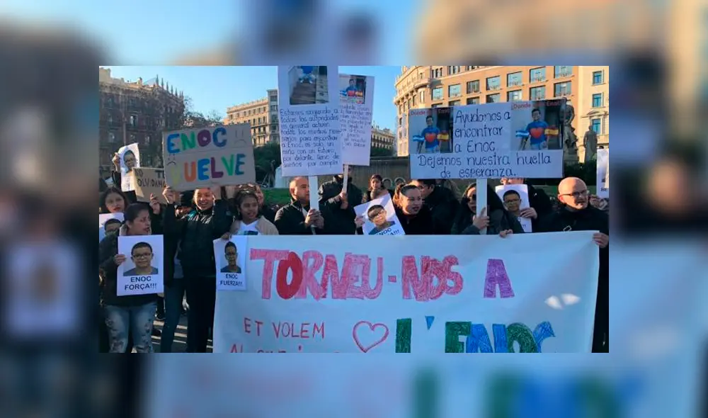 Decenas de personas se concentraron en la plaza de Catalunya para exigir la búsqueda del menor. (Foto: 20 Minutos) Decenas de personas se concentraron en la plaza de Catalunya para exigir la búsqueda del menor. (Foto: 20 Minutos)