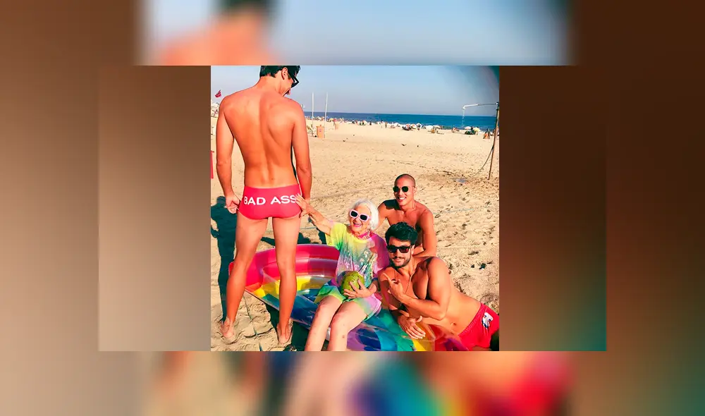 Desliza hacia la izquierda para conocer a la mujer de 92 años, quien ha causado furor en Facebook.