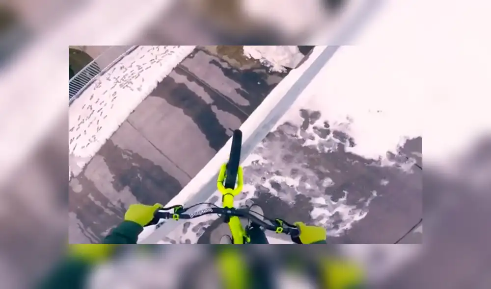YouTube viral: muchacho realiza reto extremo al cruzar con su bicicleta en una delgada baranda [VIDEO] 