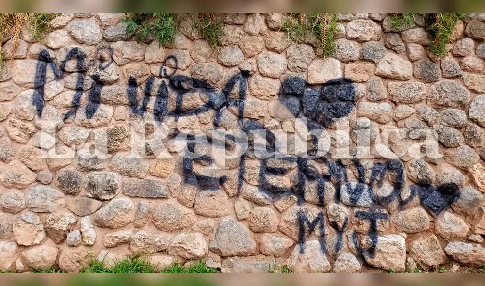 La Policía busca a los presuntos enamorados que hicieron las pintas.