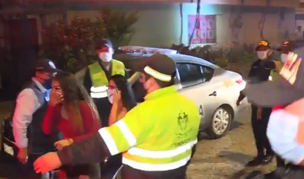 Con gritos e insultos, los jóvenes se negaban a subir al patrullero. Foto: captura de América Con gritos e insultos, los jóvenes se negaban a subir al patrullero. Foto: captura de América