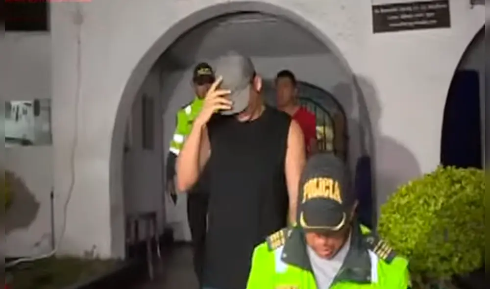 Personas que estaban cerca pudieron auxiliar a la víctima. (Foto: Captura video) Personas que estaban cerca pudieron auxiliar a la víctima. (Foto: Captura video)
