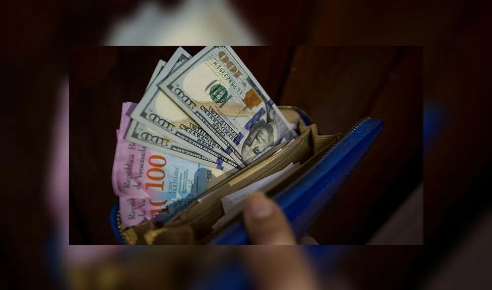 Con la flexibilización del control de cambios en el último año buena parte de los venezolanos se ha refugiado en la divisa estadounidense para hacer frente a la rampante inflación venezolana. Foto: Crónica Uno Con la flexibilización del control de cambios en el último año buena parte de los venezolanos se ha refugiado en la divisa estadounidense para hacer frente a la rampante inflación venezolana. Foto: Crónica Uno