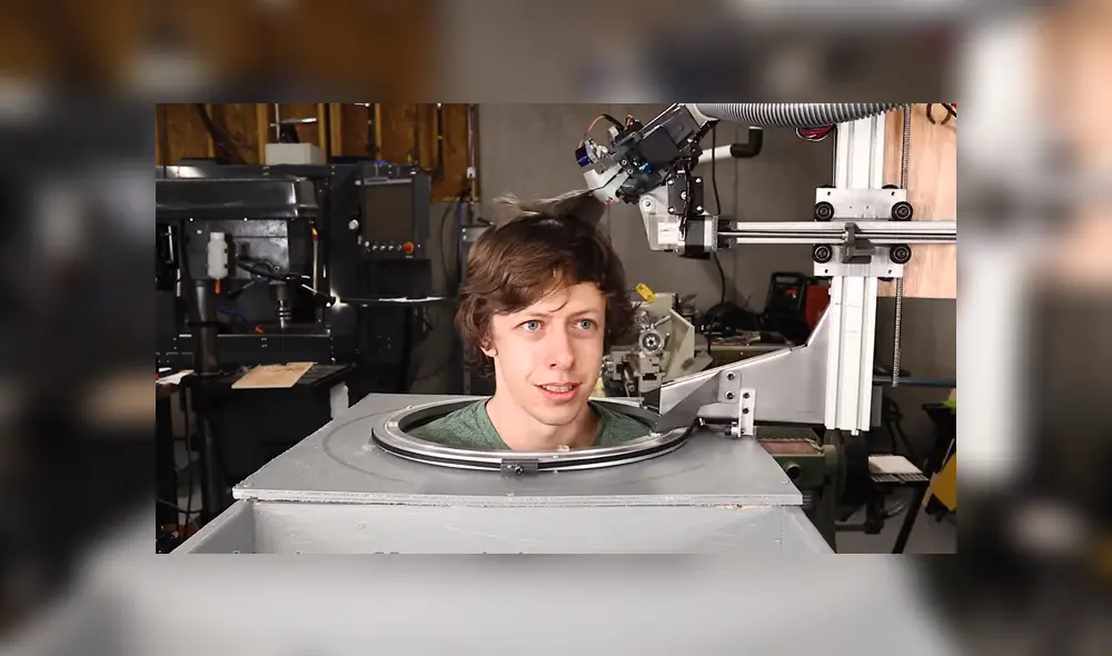 El joven construyó un robot para que le cortara el cabello al estilo que él quisiera. Foto: YouTube El joven construyó un robot para que le cortara el cabello al estilo que él quisiera. Foto: YouTube