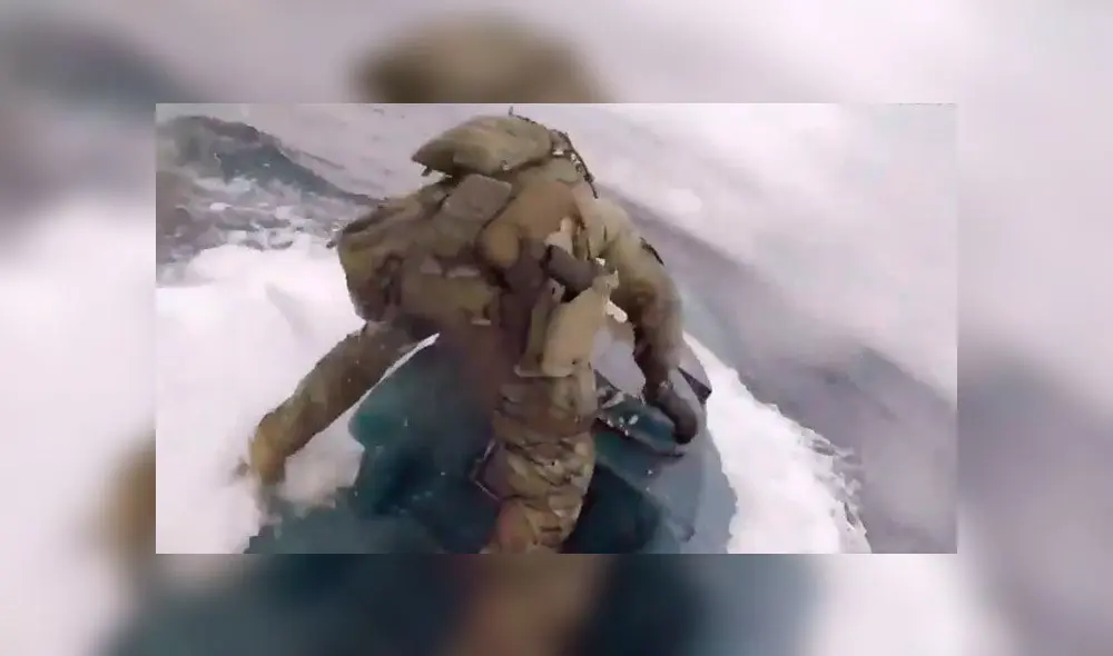 Agente de la Guardia Costera intenta abrir la escotilla del submarino. Captura de video/ABC News.