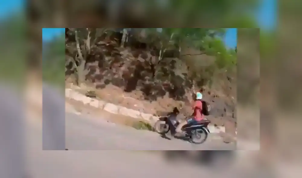 Joven se encuentra con su mejor amigo, lo saluda en plena carretera y ocasiona aparatoso accidente. Joven se encuentra con su mejor amigo, lo saluda en plena carretera y ocasiona aparatoso accidente.
