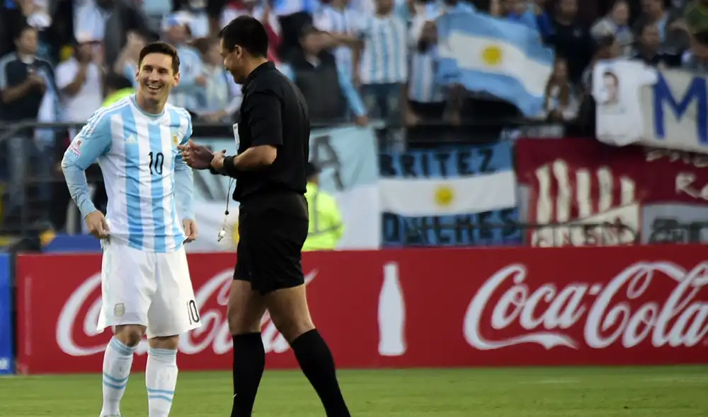 Bascuñán tuvo un polémico arbitraje en el Perú vs. Brasil. Foto: AFP Bascuñán tuvo un polémico arbitraje en el Perú vs. Brasil. Foto: AFP
